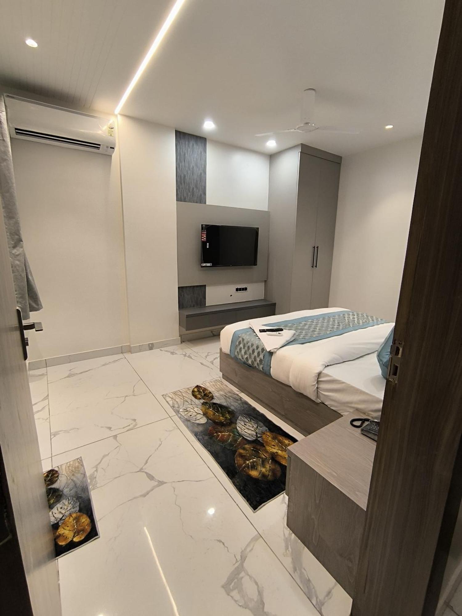 Prime - Satya Niketan Nr South Campus Metro * New Delhi