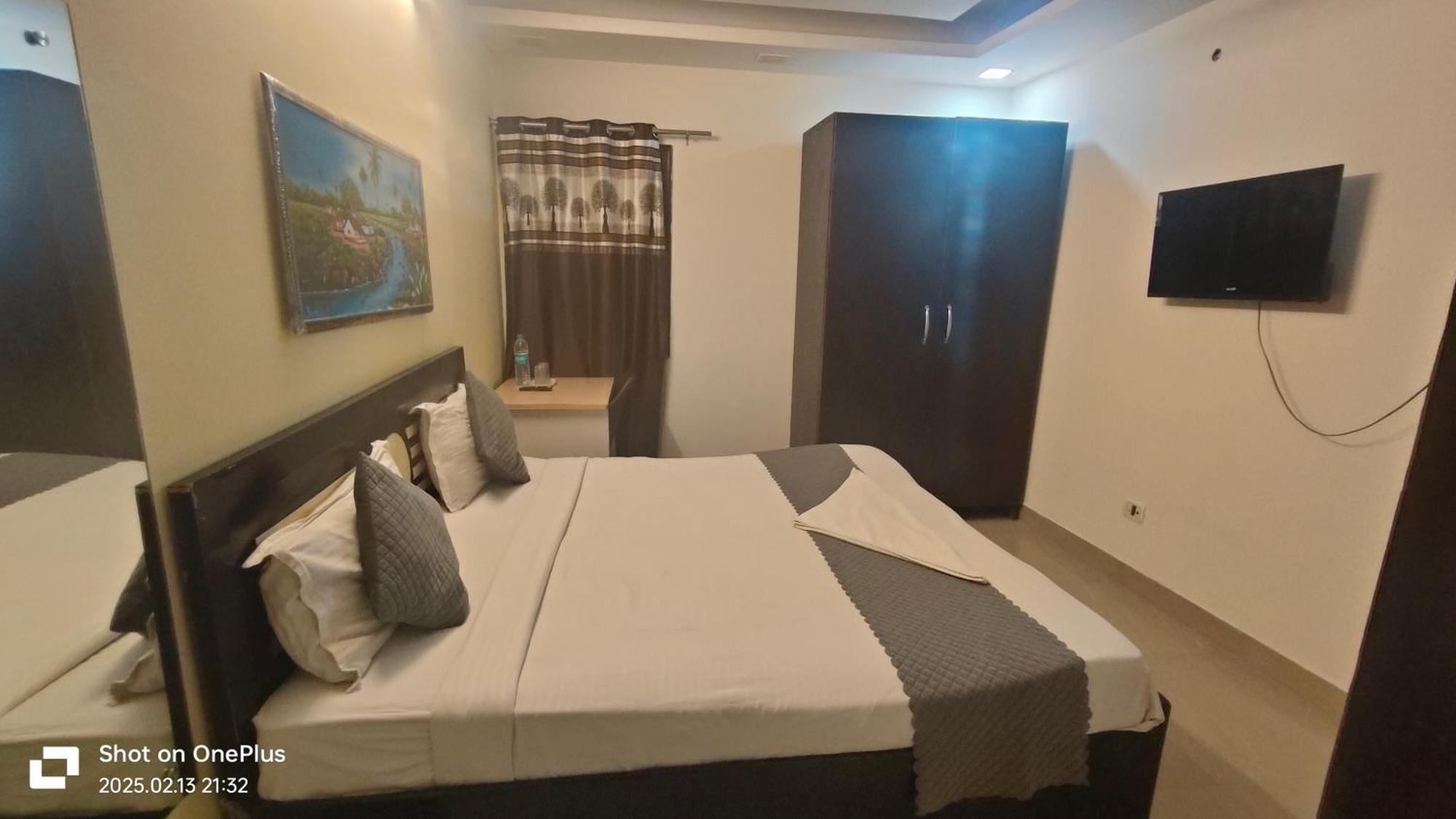 Prime - Satya Niketan Nr South Campus Metro *
